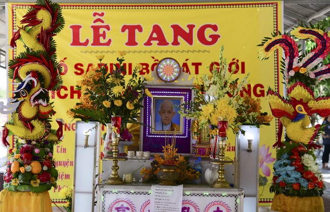 Chanting sutra, praying for rebirth of the spirit at Vinh Nghiem Pagoda